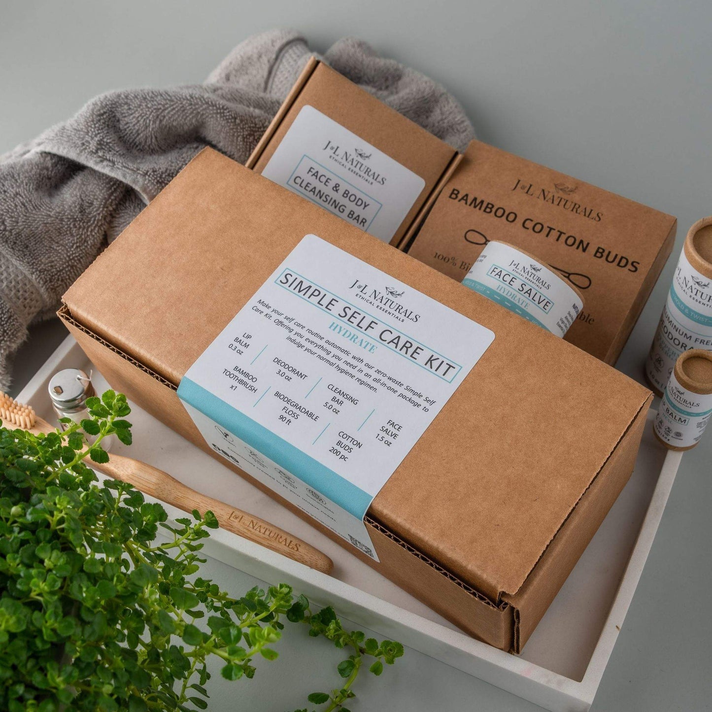 Coffret de soins J.L. Naturals avec boîte kraft et produits pour visage, lèvres et déodorant