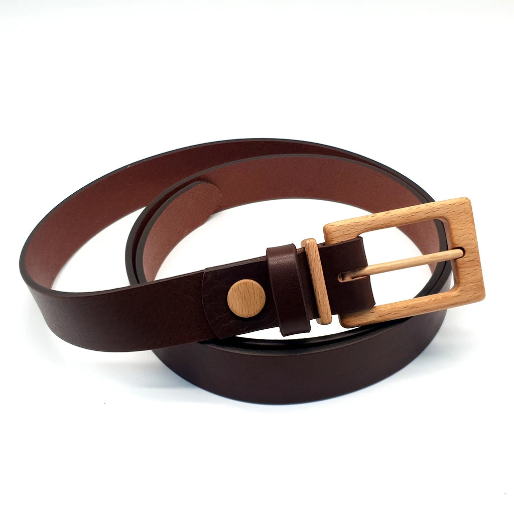 Ceinture en cuir brun avec boucle en bois et passant à trous.
