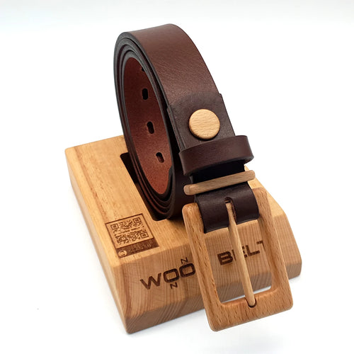 Ceinture en cuir brun, boucle en bois gravée et trous de réglage.