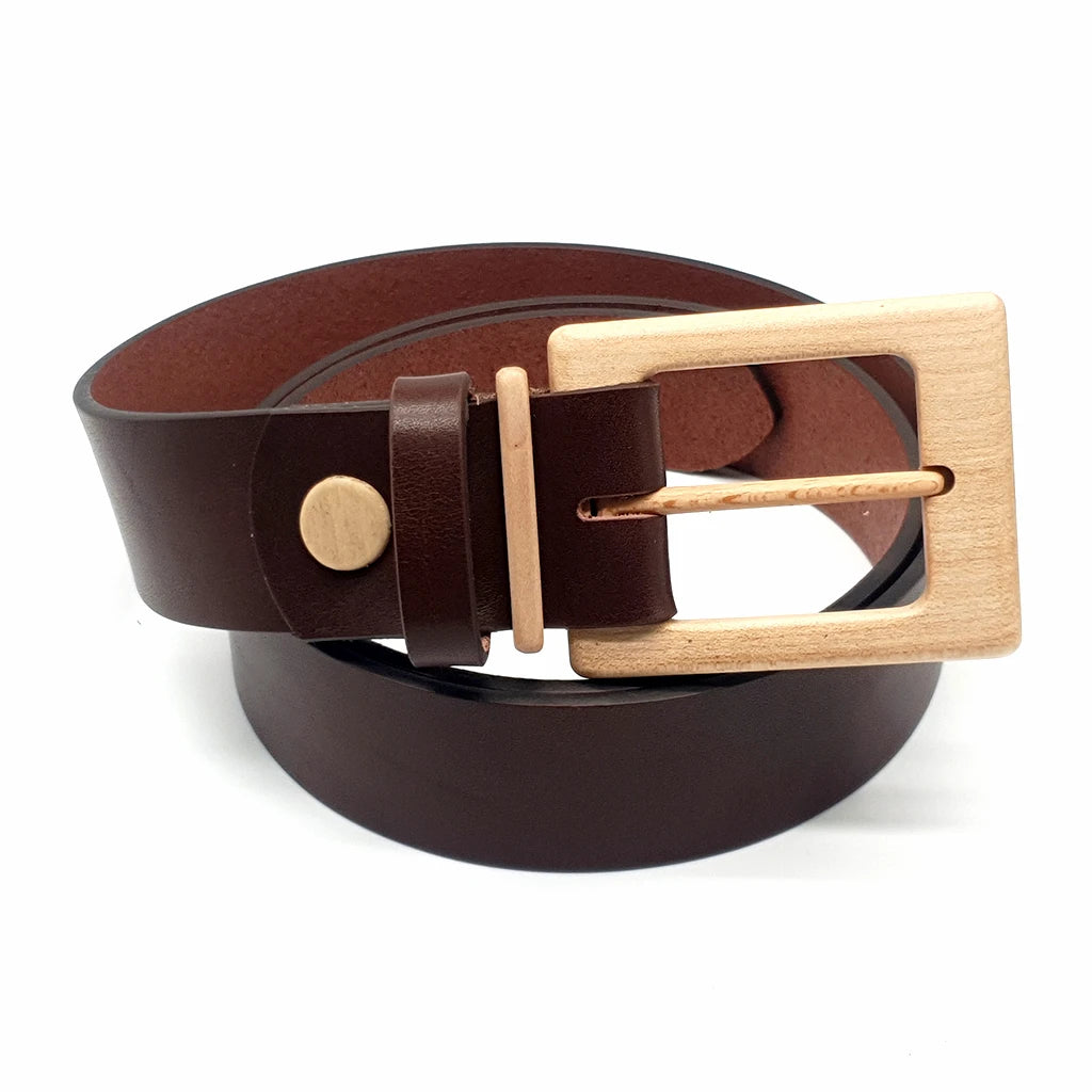 Ceinture cuir marron avec boucle bois clair rectangulaire et bouton rond sur la lanière