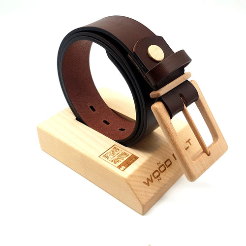 Ceinture en cuir marron, trous d’ajustement visibles, boucle en bois clair et support bois