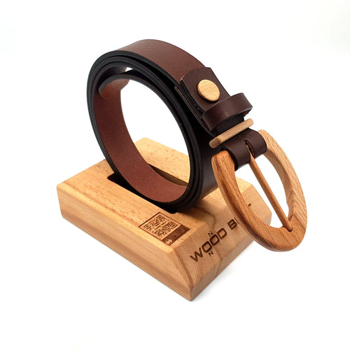 Ceinture cuir marron, boucle en bois sur support en bois avec inscription