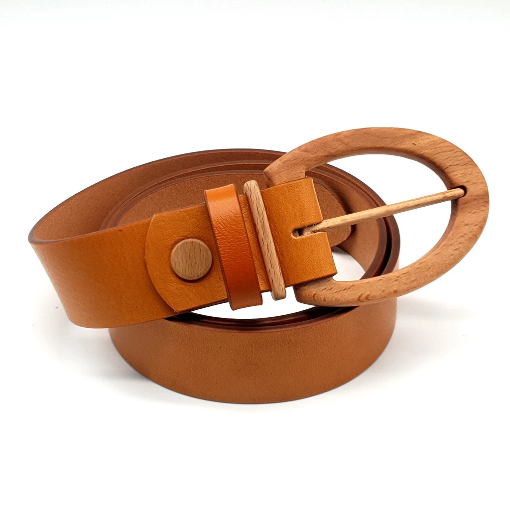 Ceinture en cuir marron avec boucle en bois, double passants et bride réglable