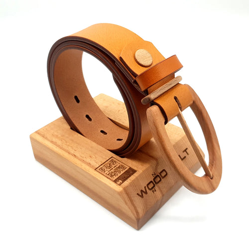 Ceinture en cuir sur socle en bois, boucle avec marquage « WOOD » et bouton rond