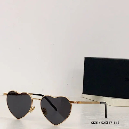 Lunettes de soleil cœur, monture dorée et verres teintés noirs