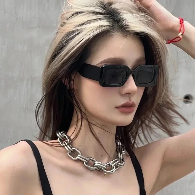 Lunettes rectangle vintage noires avec verres noirs