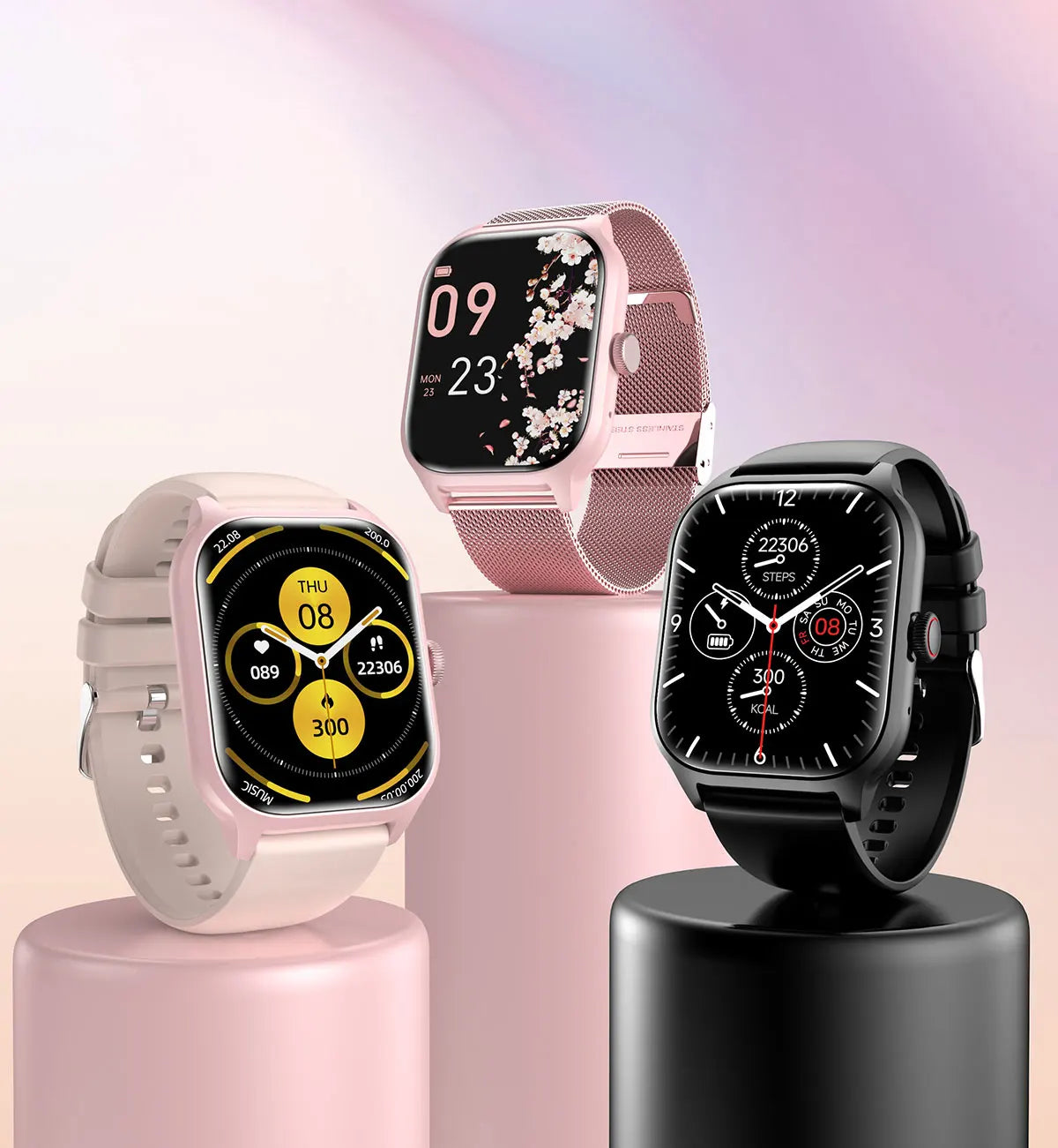 Montres connectées sur socles : une noire, une grise et une rose pâle, bracelets silicone