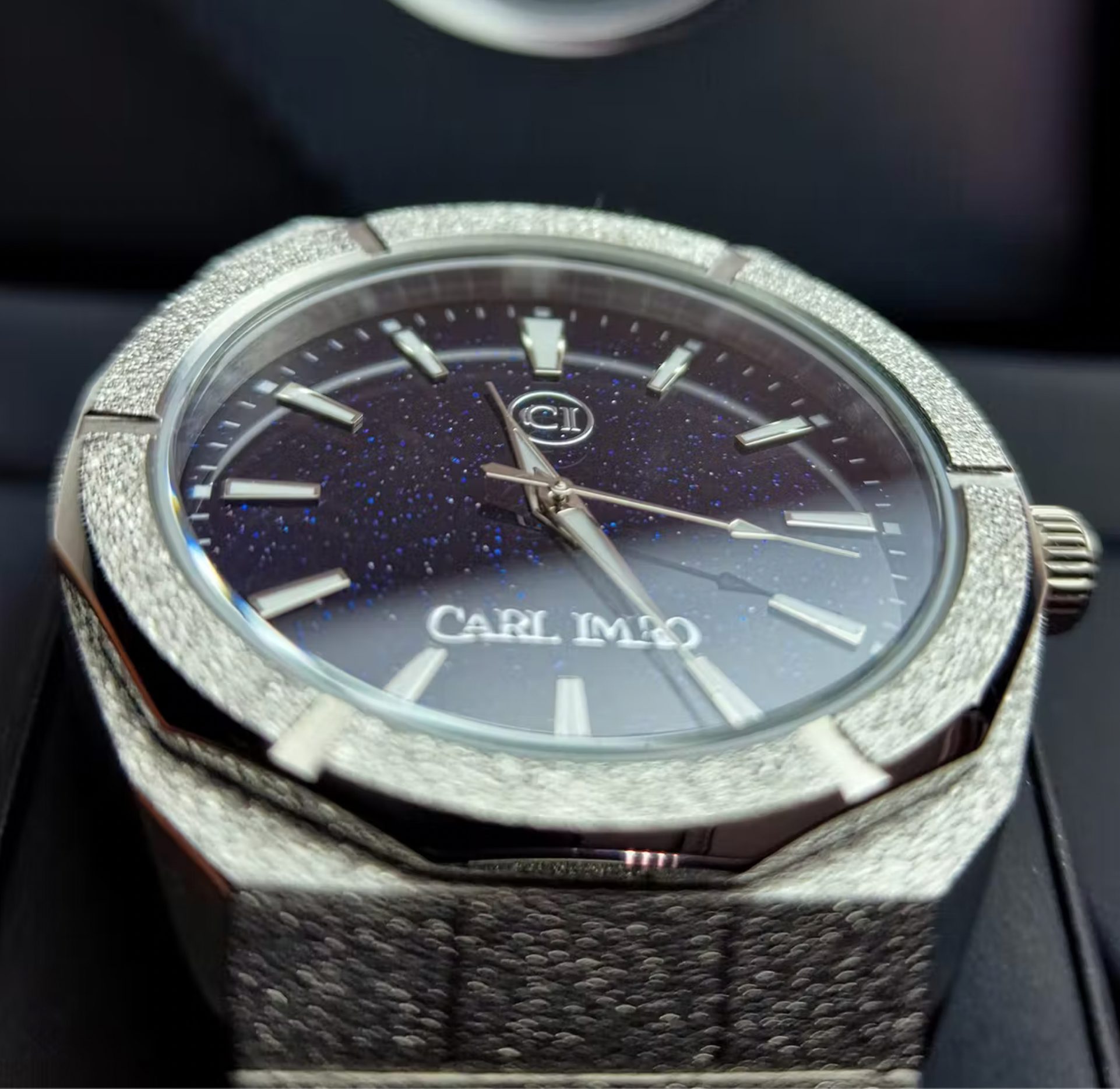 Montre CRLi pour homme, gros plan du cadran bleu foncé, index bâtons et aiguilles