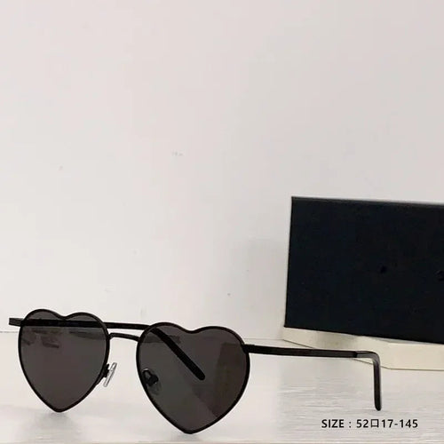 Lunettes de soleil cœur, monture noire et verres teintés gris foncé