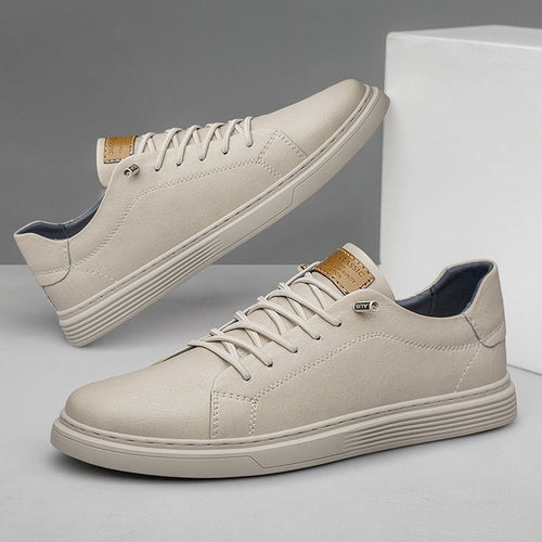 Chaussures en cuir blanc cassé à lacets, semelle épaisse striée et coutures nettes