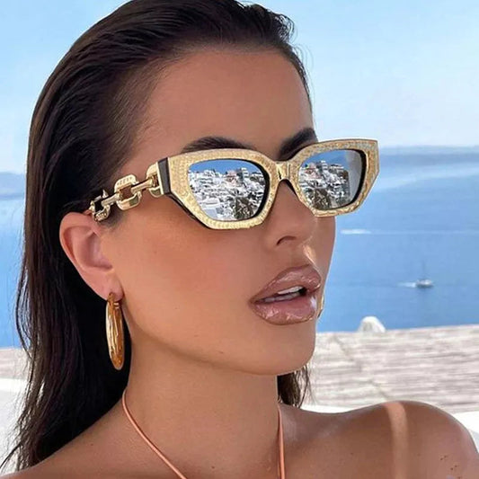Lunettes de soleil œil-de-chat à monture dorée et verres miroir argentés
