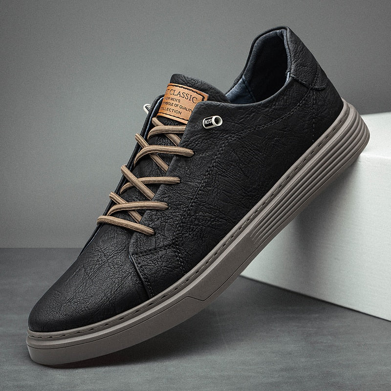 Chaussures en cuir noir à lacets, semelle à rainures et empiècements cousus