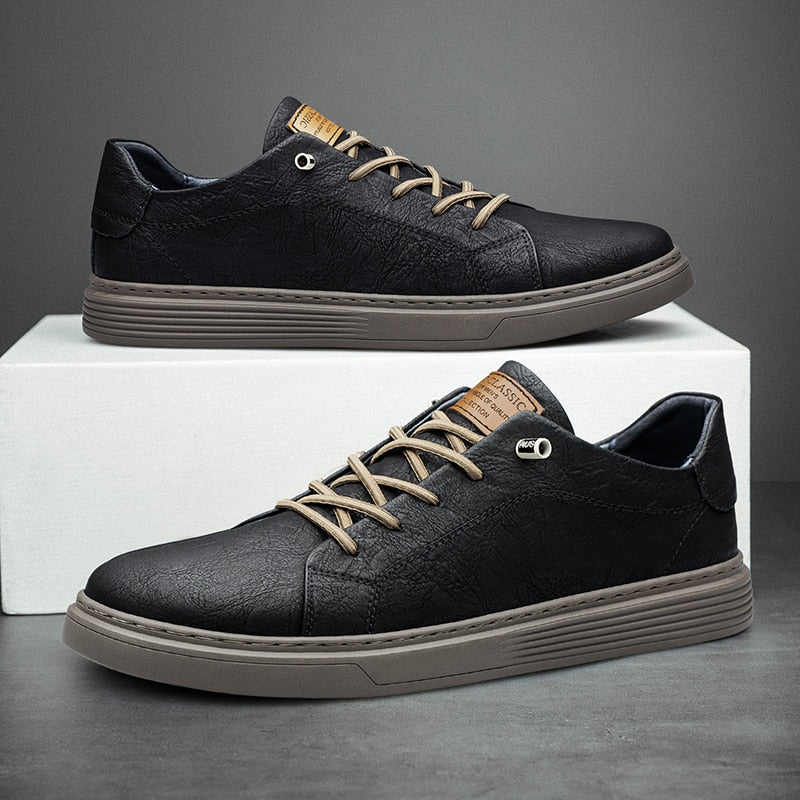 Chaussures en cuir noir à lacets, semelle épaisse striée et languette boutonnée