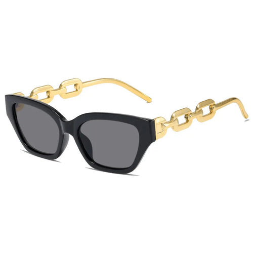 Lunettes de soleil œil-de-chat à monture noire, verres miroirs gris foncé, temples chaîne dorée.