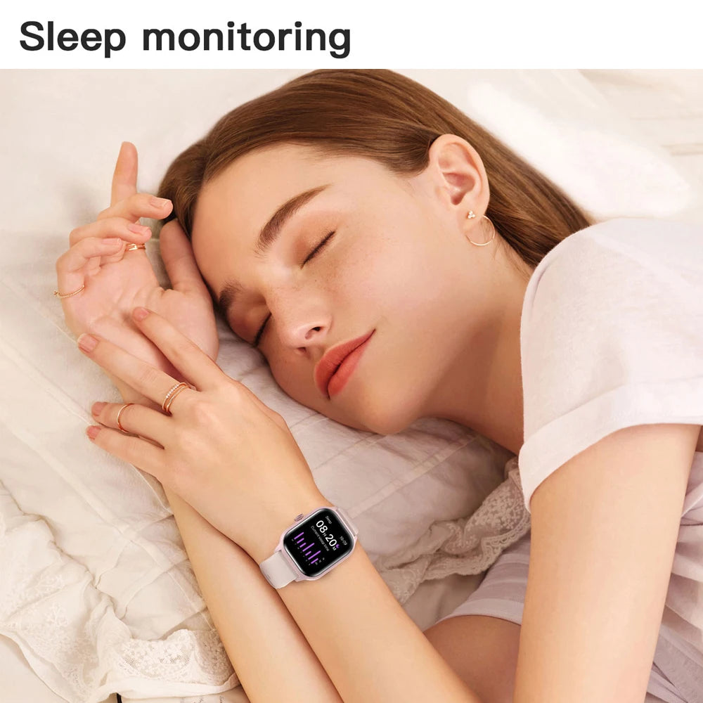 Montre connectée au poignet sur un lit, bracelet sombre, écran noir allumé