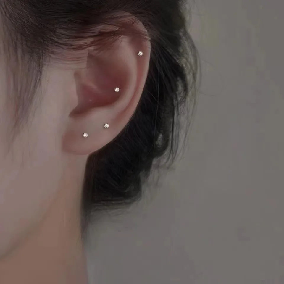 Boucles d’oreilles à clous mini en strass, côté argenté sur l’oreille