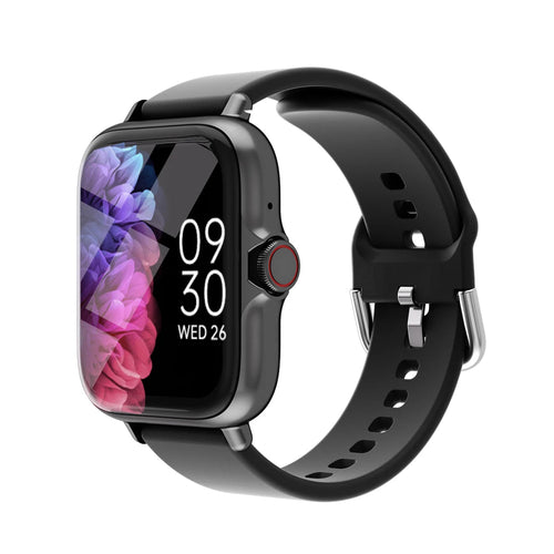 Montre connectée sport noire, bracelet silicone perforé, écran allumé.