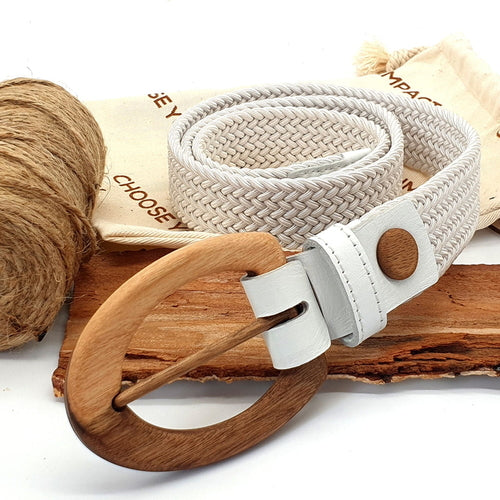Ceinture tressée blanc cassé, boucle en bois incurvée et attache à rivet rond brun.