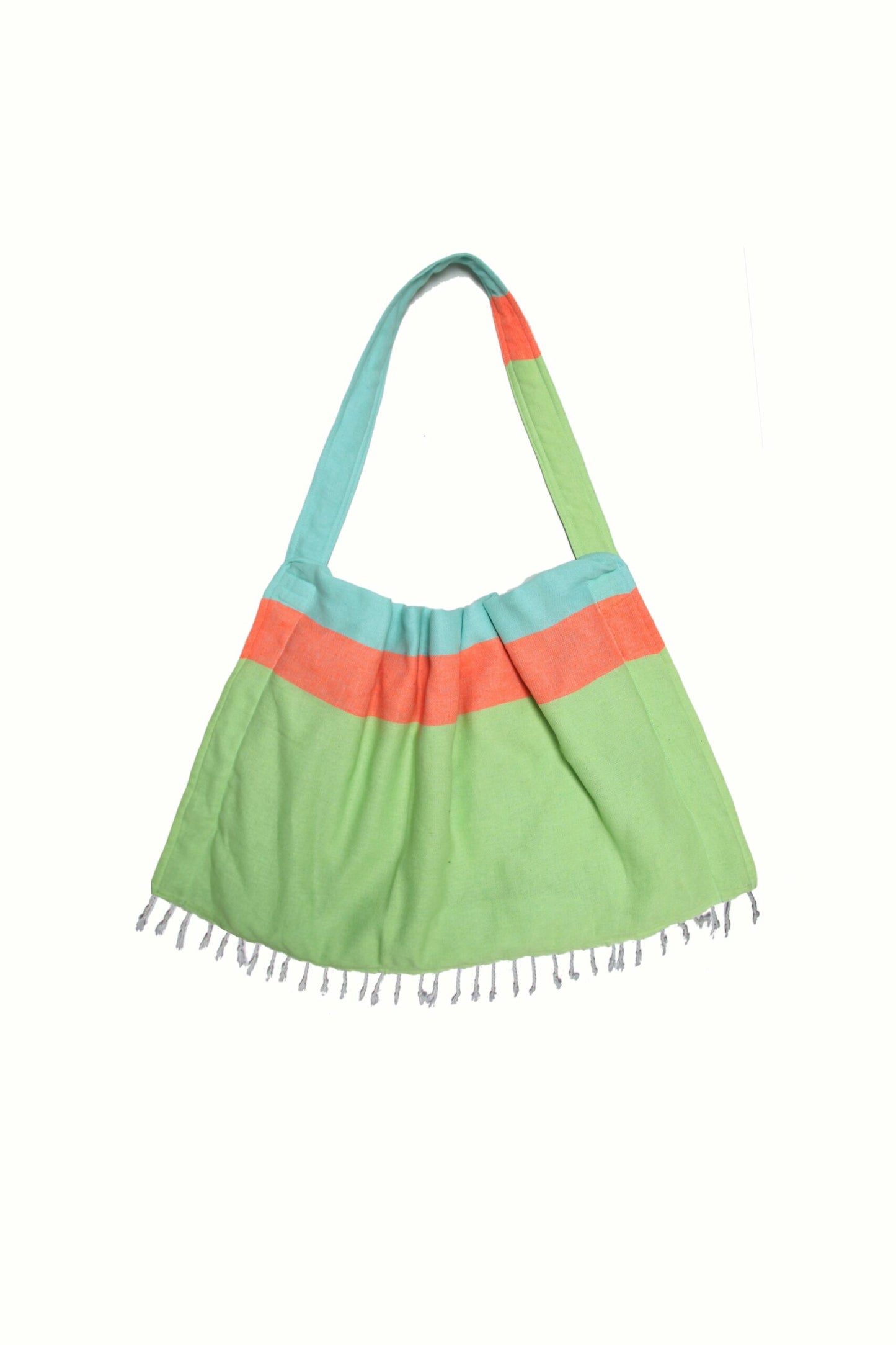 Sac serviette de plage en toile vert, rayures corail et bleu clair, anses et franges