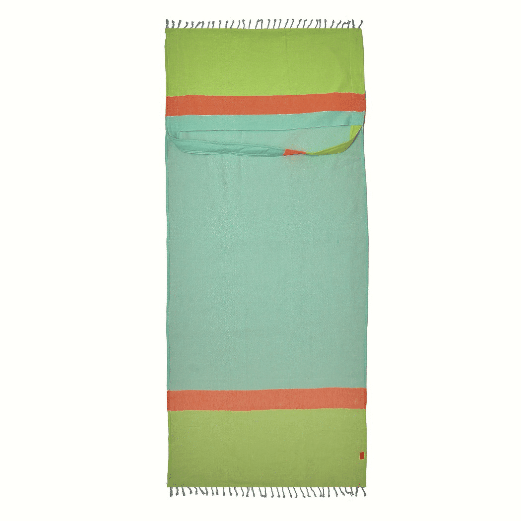 Serviette de plage pliée vert d’eau, rayures orange et vert, franges