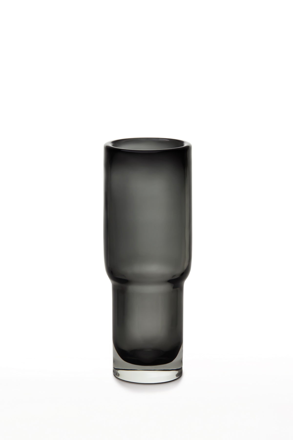 Vase long en verre noir fumé, forme cylindrique étroite, rebord arrondi