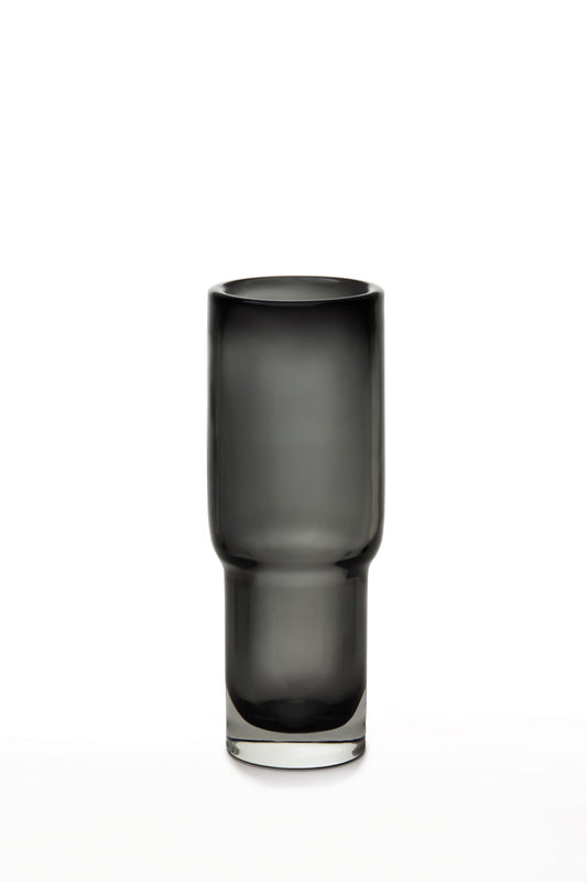 Vase long en verre noir fumé, forme cylindrique étroite, rebord arrondi