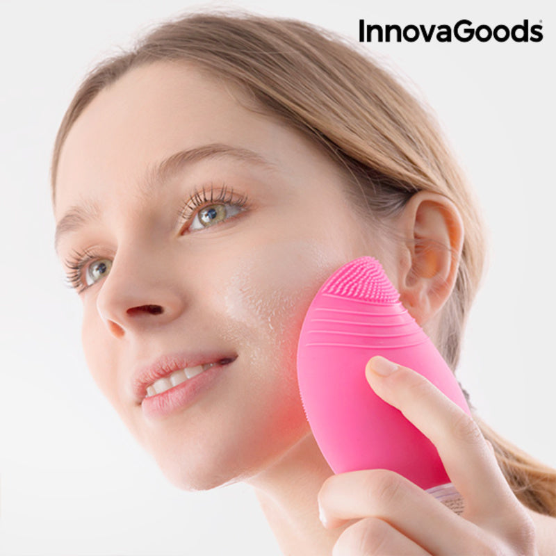 Nettoyeur-masseur facial rechargeable InnovaGoods rose : brosse silicone près de la joue