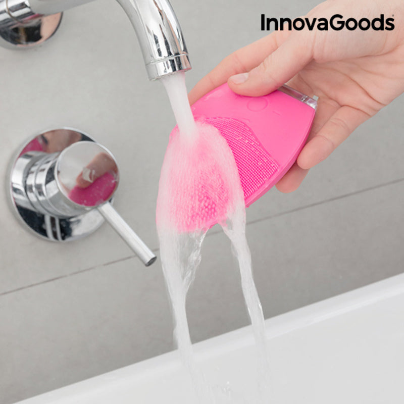Masseur nettoyant facial InnovaGoods rose à picots, main tenant l’appareil.