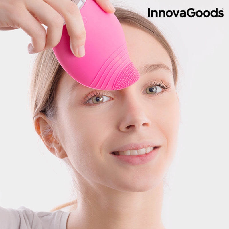 Masseur facial rose à picots contre la joue, InnovaGoods indiqué à l’écran.