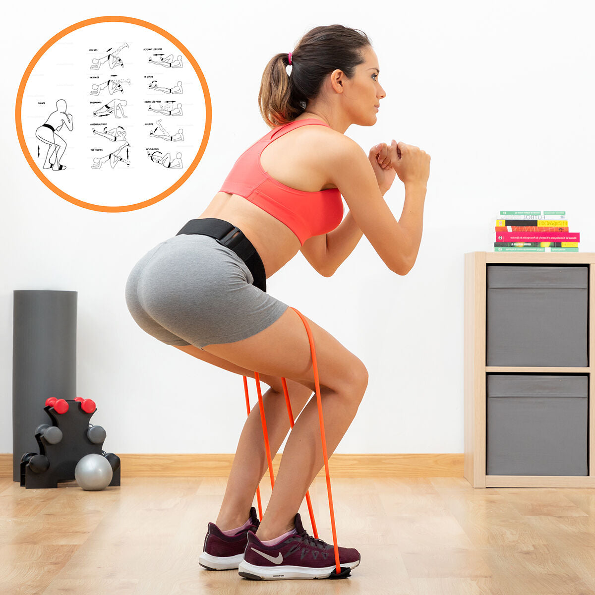 Ceinture à bandes élastiques rouges sur cuisses, en squat de profil, pour renforcement fessiers