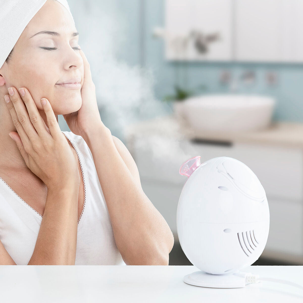 Sauna facial électrique blanc sur pied, femme appliquant les mains sur la joue