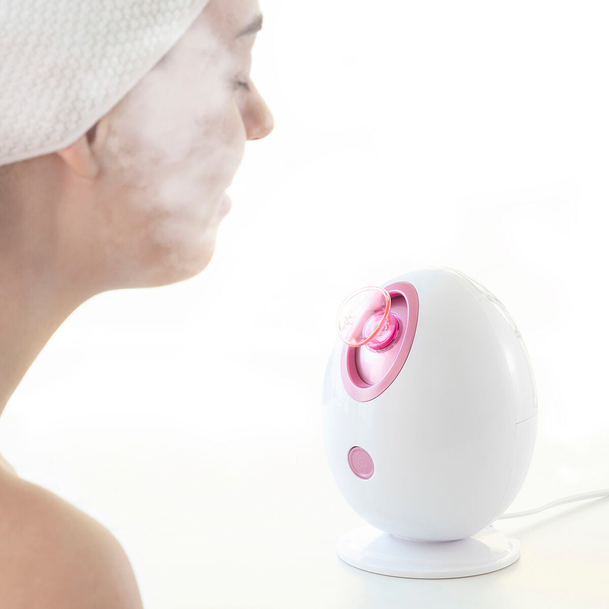Sauna facial électrique blanc près du visage, ouverture rose active