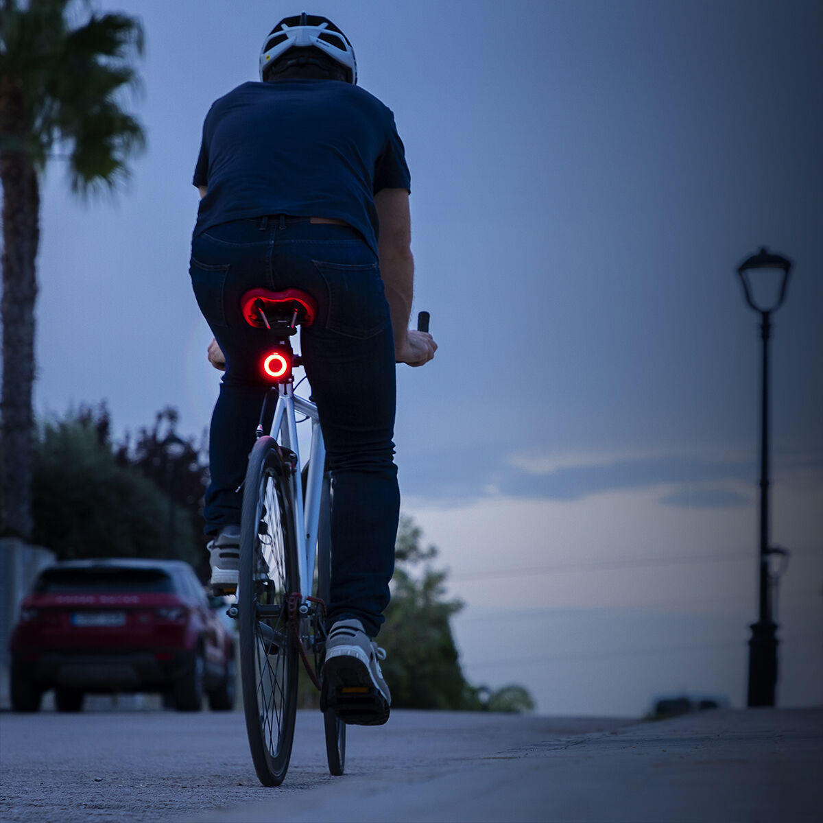 Feu arrière LED rouge clignotant sur vélo, boîtier noir, voyant rouge lumineux
