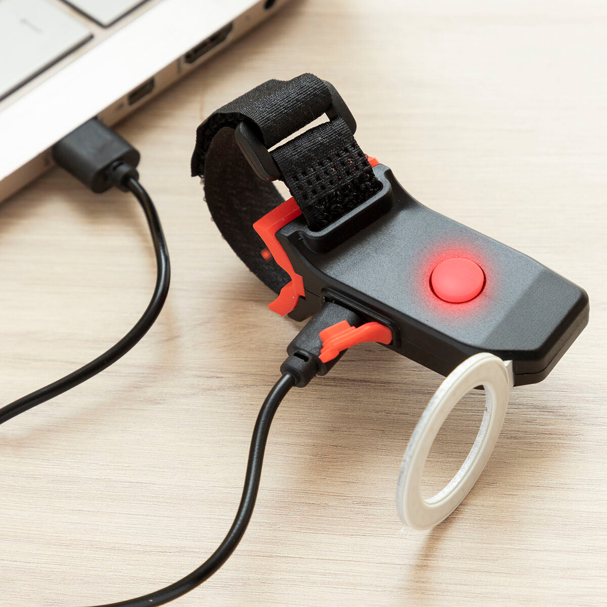 Feu arrière LED rouge clignotant pour vélo, fixation par sangle sur l’arrière.