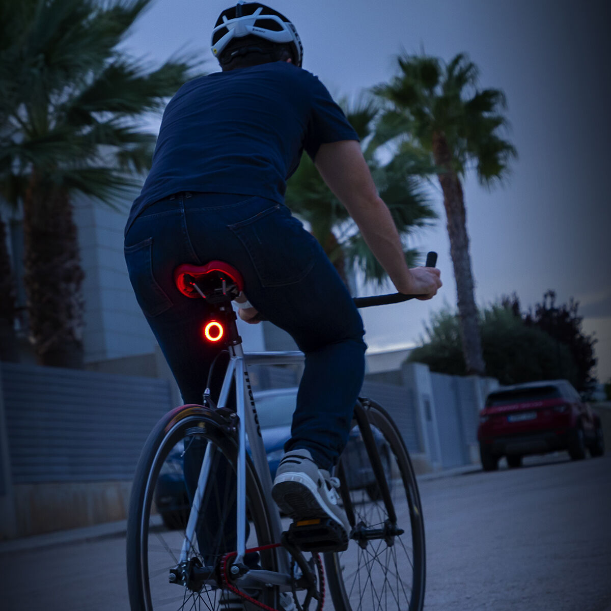 Feu arrière LED rouge du vélo, lueur arrière près de la roue