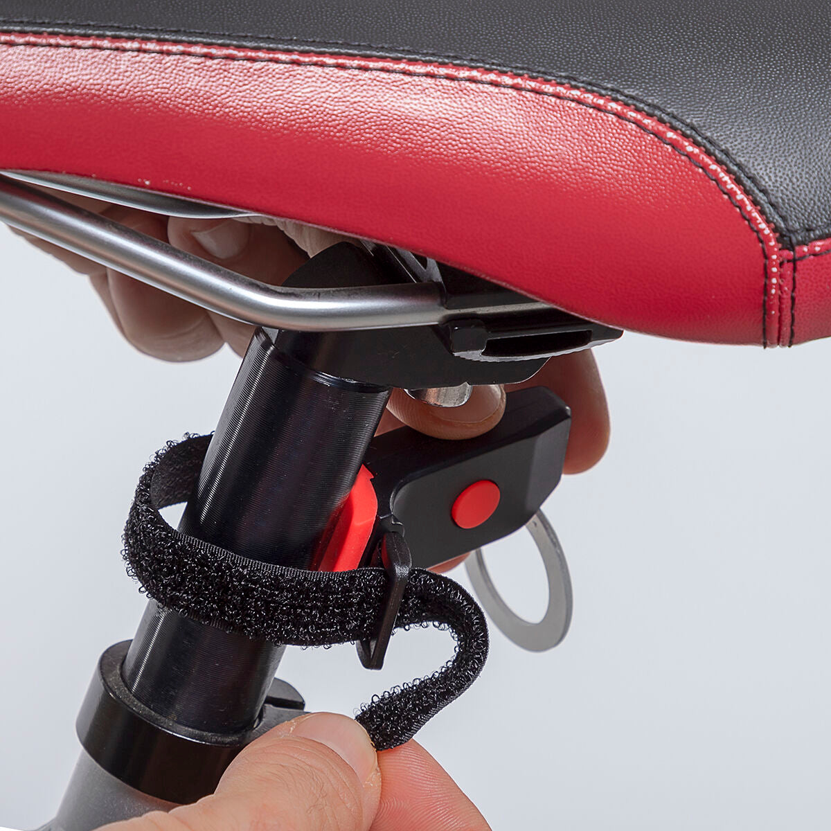 Détail du feu arrière LED rouge sous la selle, fixation à sangle