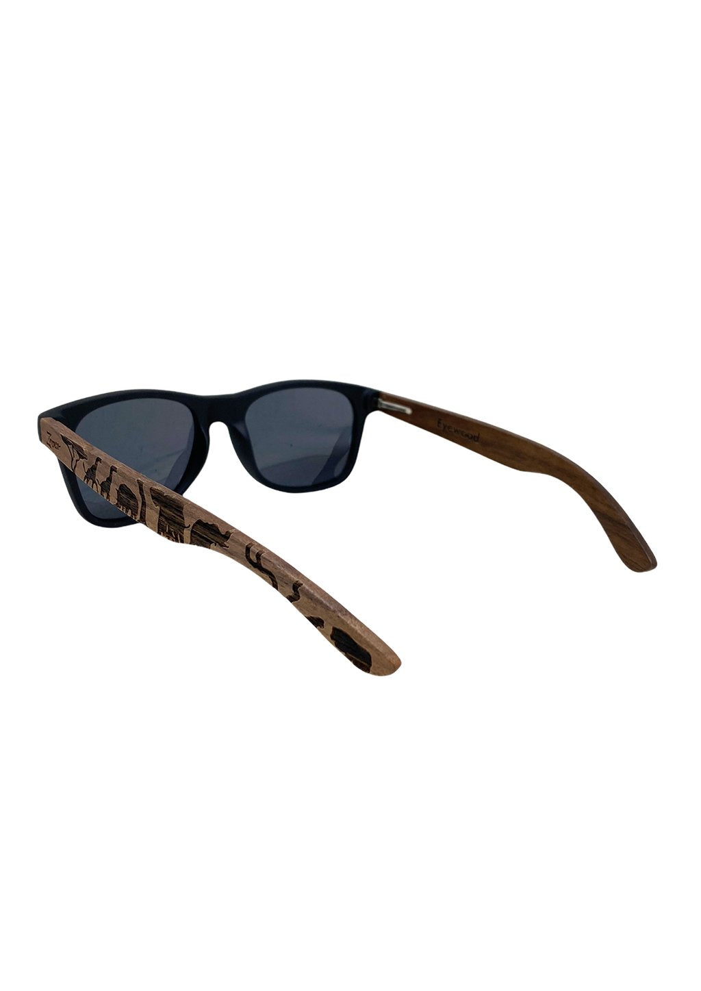 Lunettes de soleil Eyewood, monture bois de noyer gravé, verres foncés, vue trois-quarts.
