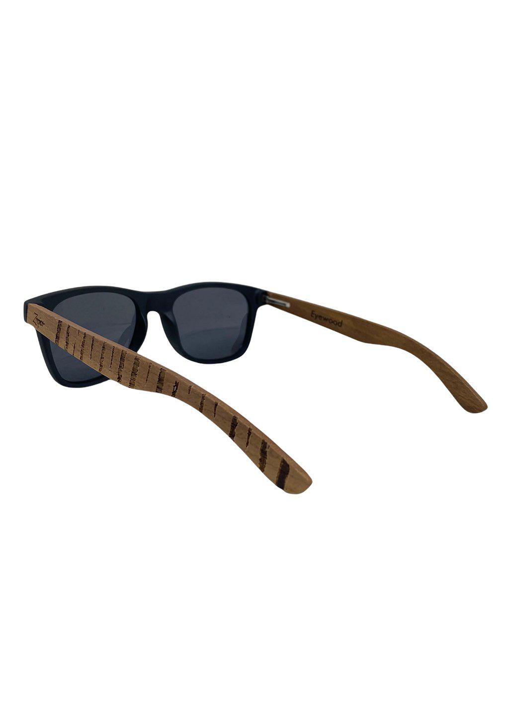 Lunettes de soleil Eyewood, forme arrondie, monture bois gravé noyer, verres foncés.