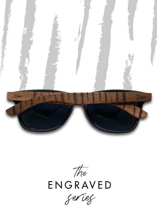 Lunettes de soleil Eyewood en bois de noyer gravé, verres foncés, vue de face.