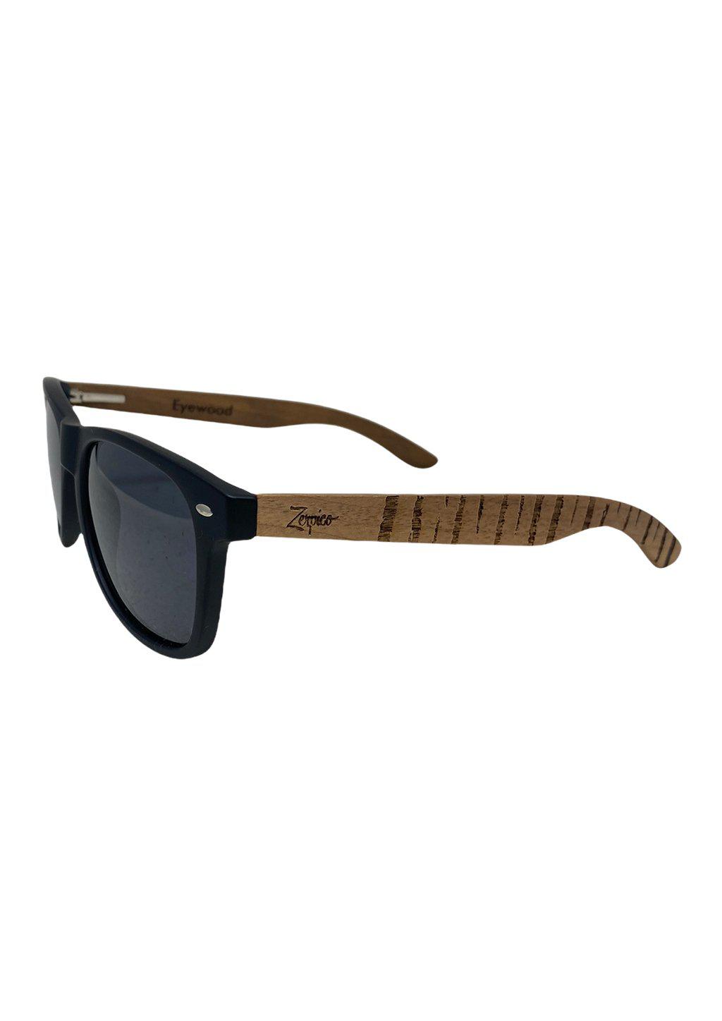 Lunettes de soleil Eyewood unisexe, monture en bois de noyer gravé, verres foncés, profil.