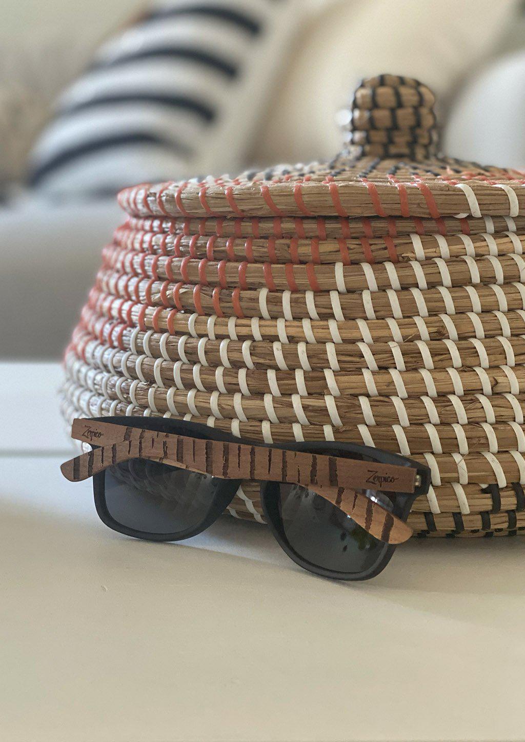 Lunettes de soleil Eyewood, monture en bois gravé tressé, verres foncés, dessus.