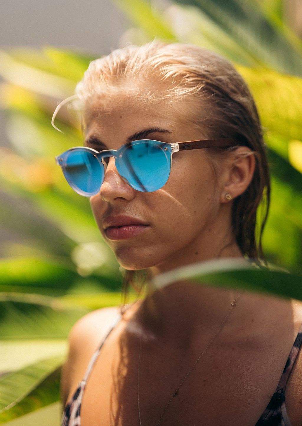 Lunettes de soleil verres bleus polarisés, monture bois, portées