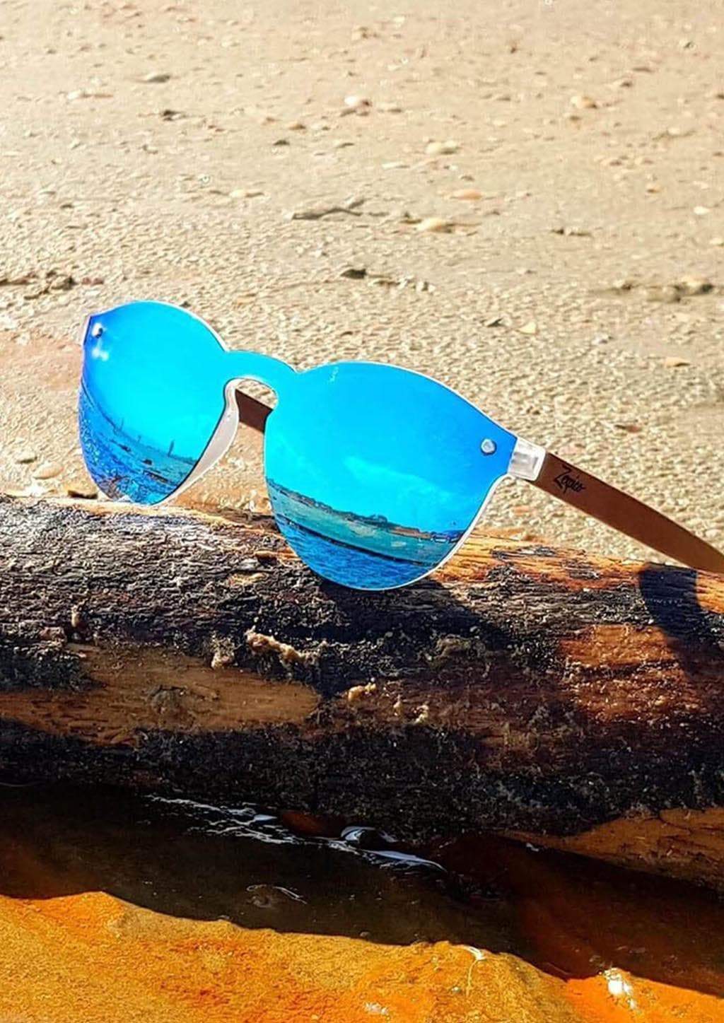 Lunettes de soleil verres bleus polarisés, monture bois, vue de côté