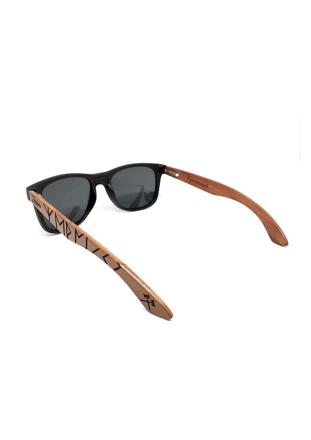Lunettes de soleil bois gravé et verres foncés, angle trois-quarts