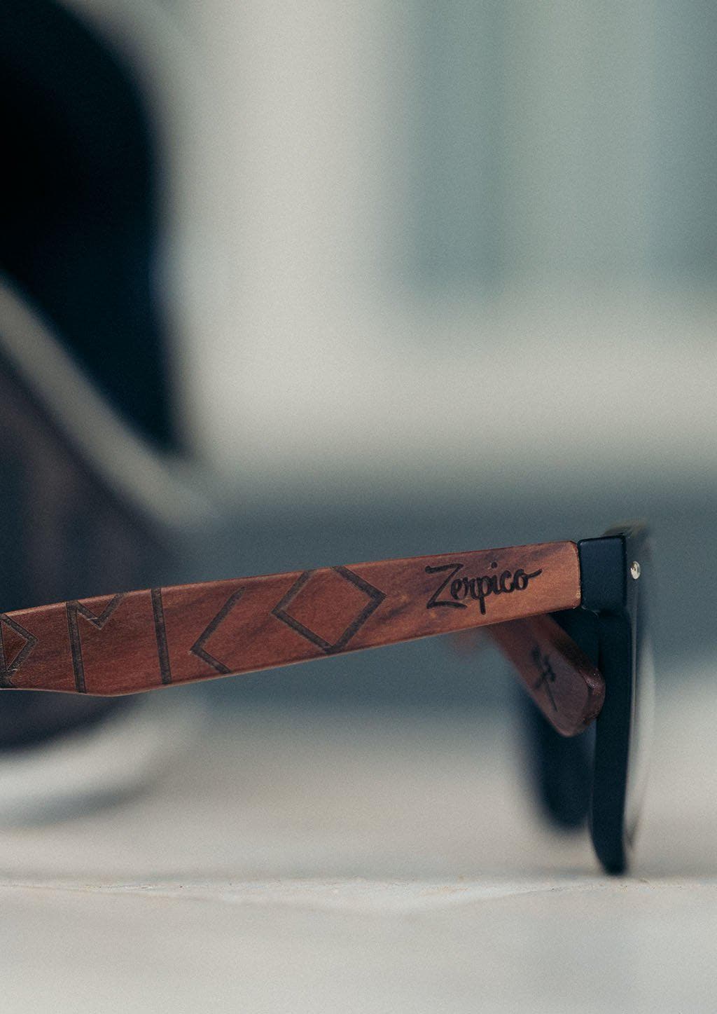 Lunettes de soleil: branche en bois gravée, logo sur l’extrémité, verres foncés