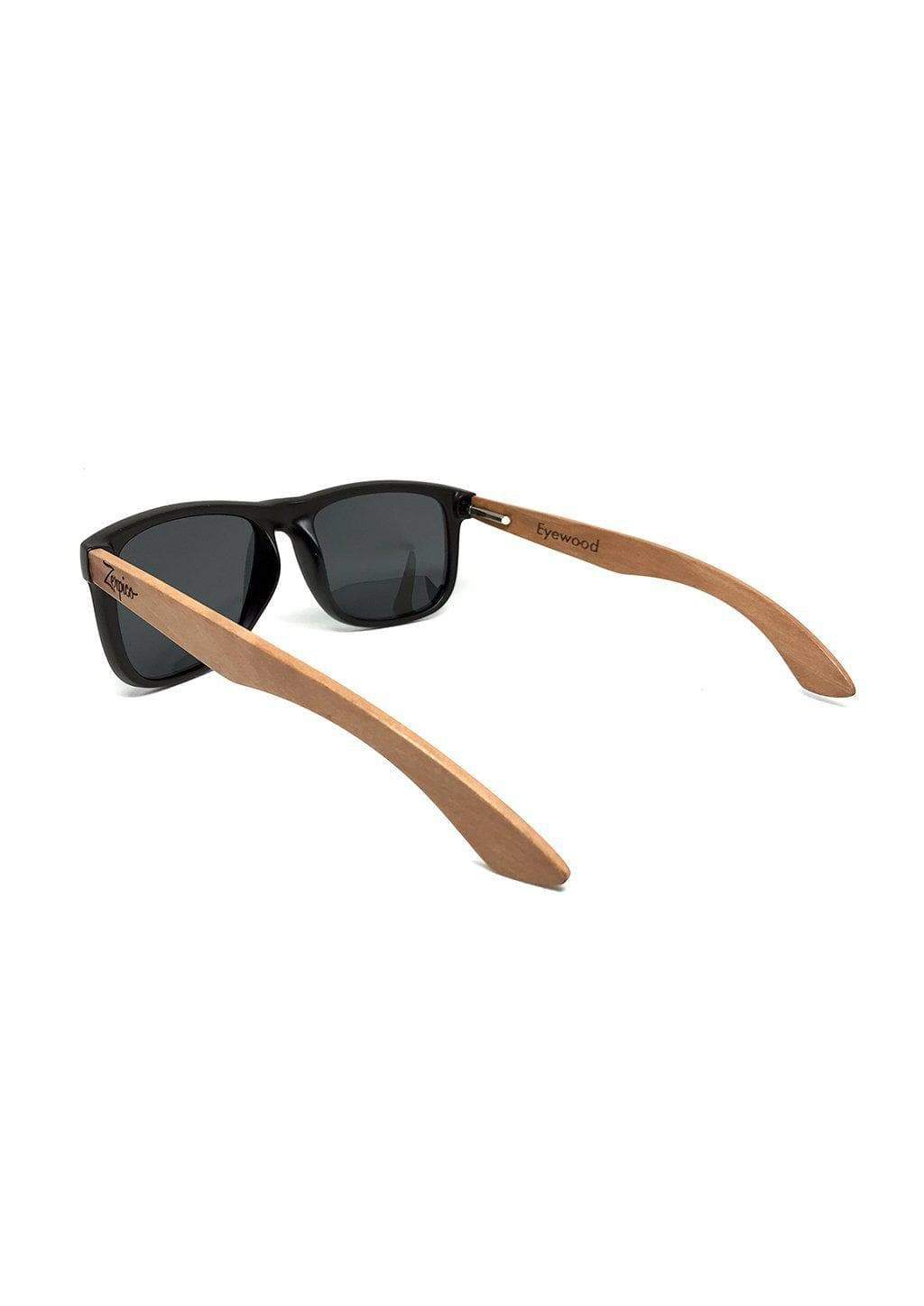 Lunettes de soleil Wayfarer monture noire, branches en bois clair, verres foncés