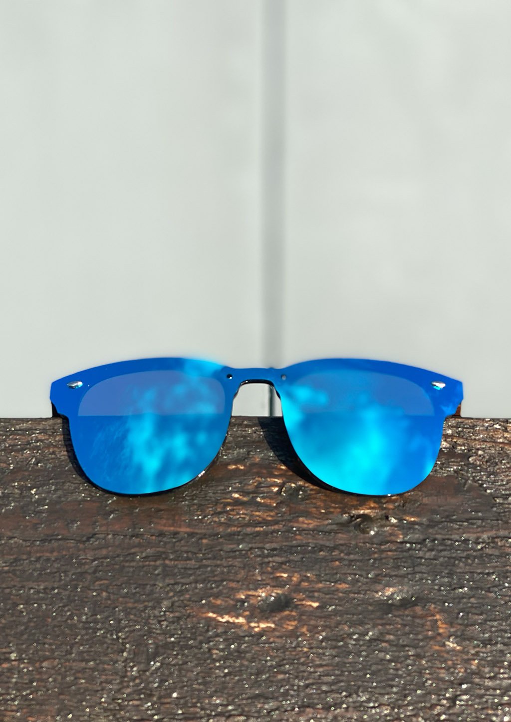 Lunettes de soleil à monture bleue et verres bleus, vue de face.