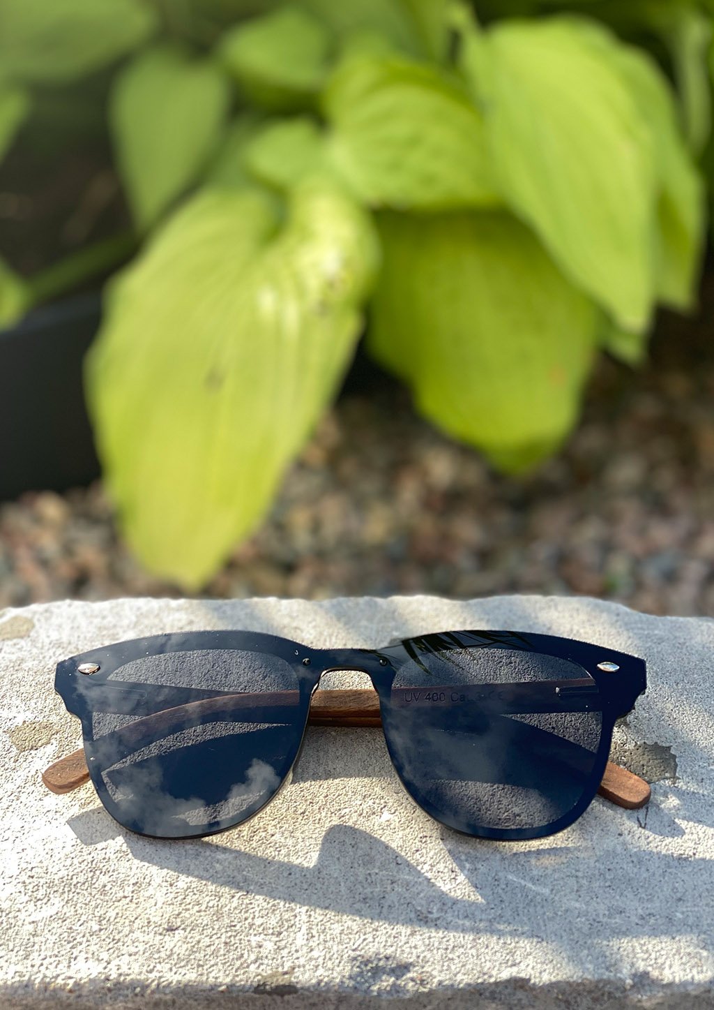 Lunettes de soleil bleu foncé, verres teintés, branches en bois