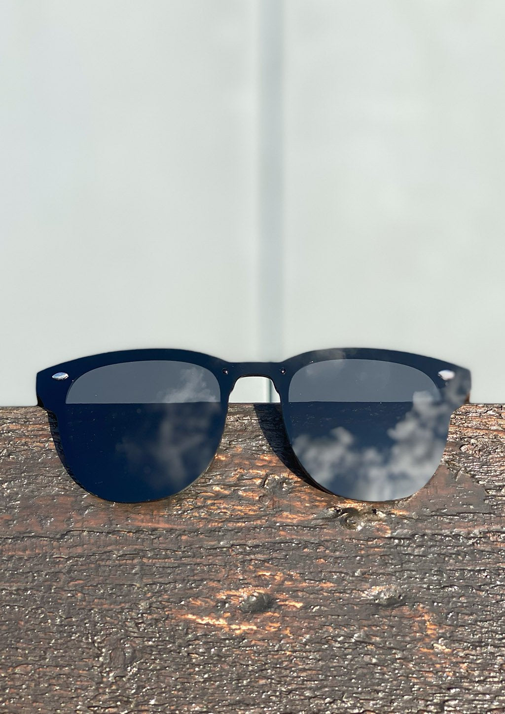 Lunettes de soleil bleu marine à verres teintés, vue de face
