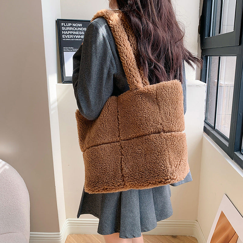 Sac cabas en peluche brun, anses épaisses et poche frontale en relief